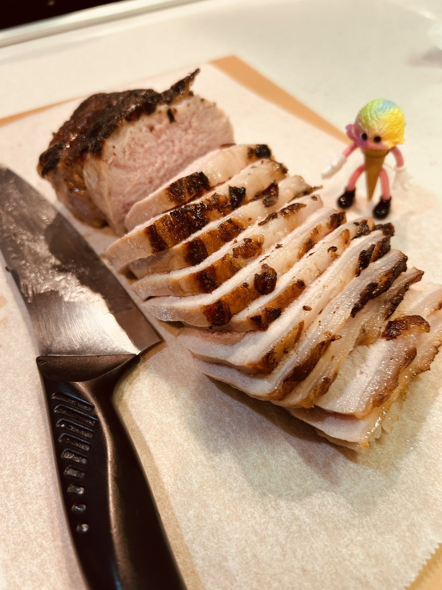 asmk_gengaten's tweet photo. 本日誕生日でした。お祝いのコメント、イラスト、お写真ありがとうございます！幸せだ〜
私の漫画を編集として携わってくださったり、印刷して製本してくださったり、そして読んでくださったり…たくさんの方々に感謝です。いつもいつもありがとう！
写真は家人の作ってくれた塩豚のロースト🤤[中] https://t.co/EBgiosopNV