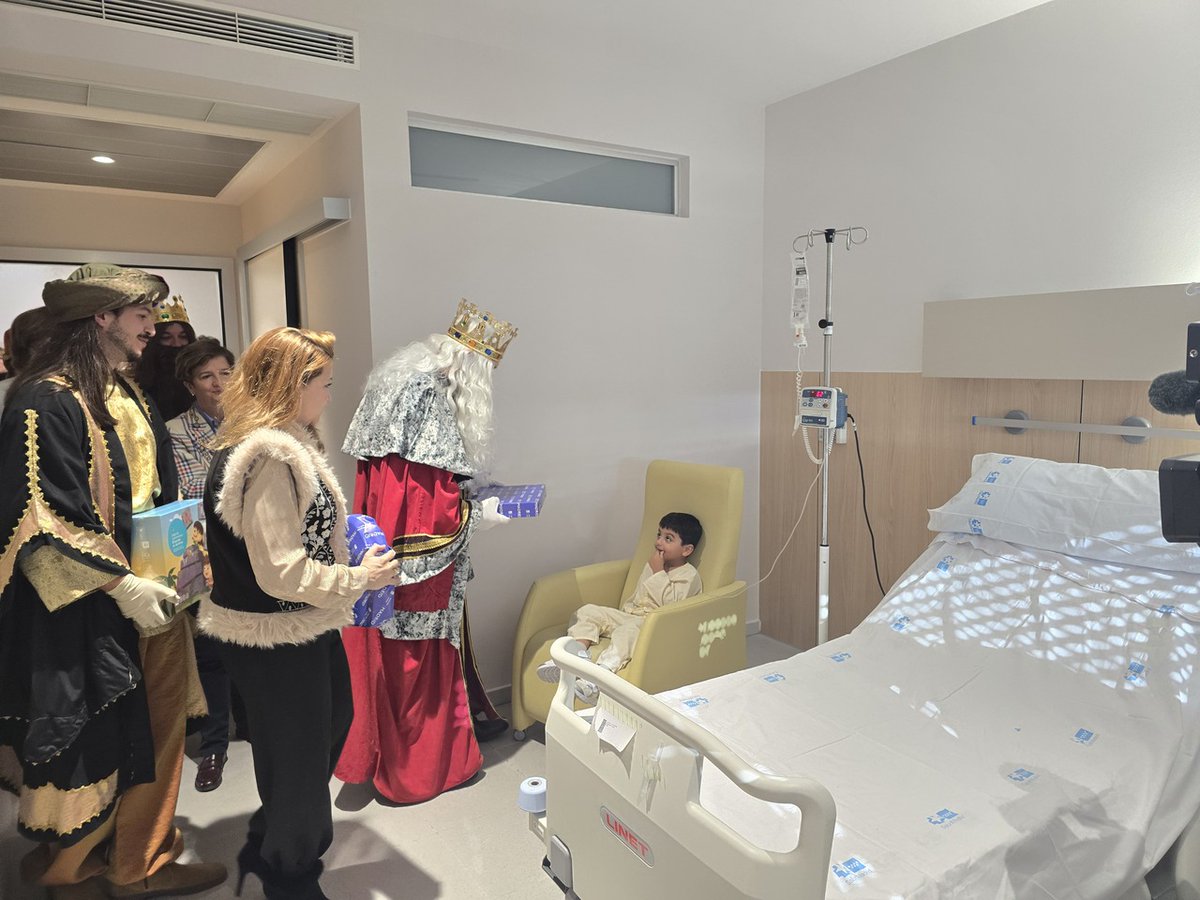 H12Octubre's tweet photo. 🤴🏼 Los Reyes Magos de Oriente han visitado por sorpresa el #Hospital12deOctubre. 

🎁 Melchor, Gaspar y Baltasar han repartido regalos a los pacientes más pequeños del "12".

✅ Acompañados por @FatimaMatute, consejera de Sanidad de @ComunidadMadrid, y @jmd_usera.

#somosdel12 https://t.co/qWHF16jKQL