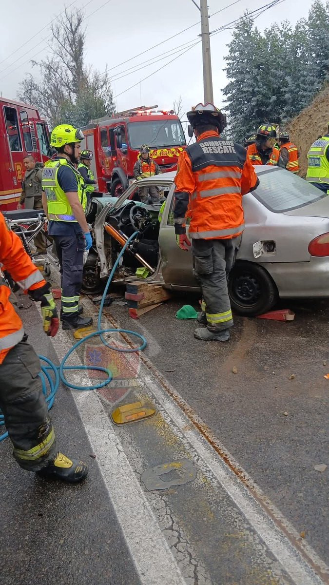 #AHORA: Accidente vehicular camino internacional después del túnel, equipos de emergencia trabajan en el lugar.