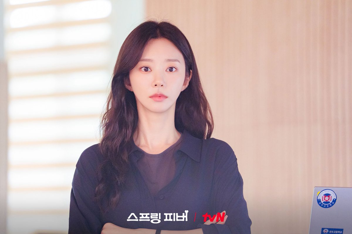 infodrakor_id's tweet photo. Malam ini kedatangan drama baru lagi : tvN #SpringFever (Prime Video) 

Ceritanya tentang: Yoon Bom (Lee Joo-bin) guru SMA di Seoul, tapi dia lagi patah hati dan trauma, jadi pindah ke kota kecil bernama Sinsu sebagai guru pindahan sementara.

Di sana, dia awalnya cuek dan dingin sama semua orang, nggak mau deket-deket. Tapi perlahan hatinya luluh setelah ketemu Seon Jae-gyu (Ahn Bo-hyun), cowok kekar, keliatan kasar dan galak, tapi sebenarnya baik hati dan hangat. Dia adalah paman dari salah satu murid Yoon Bom. 

Cast: #AhnBoHyun #LeeJooBin #JoJoonYoung #LeeJaeIn