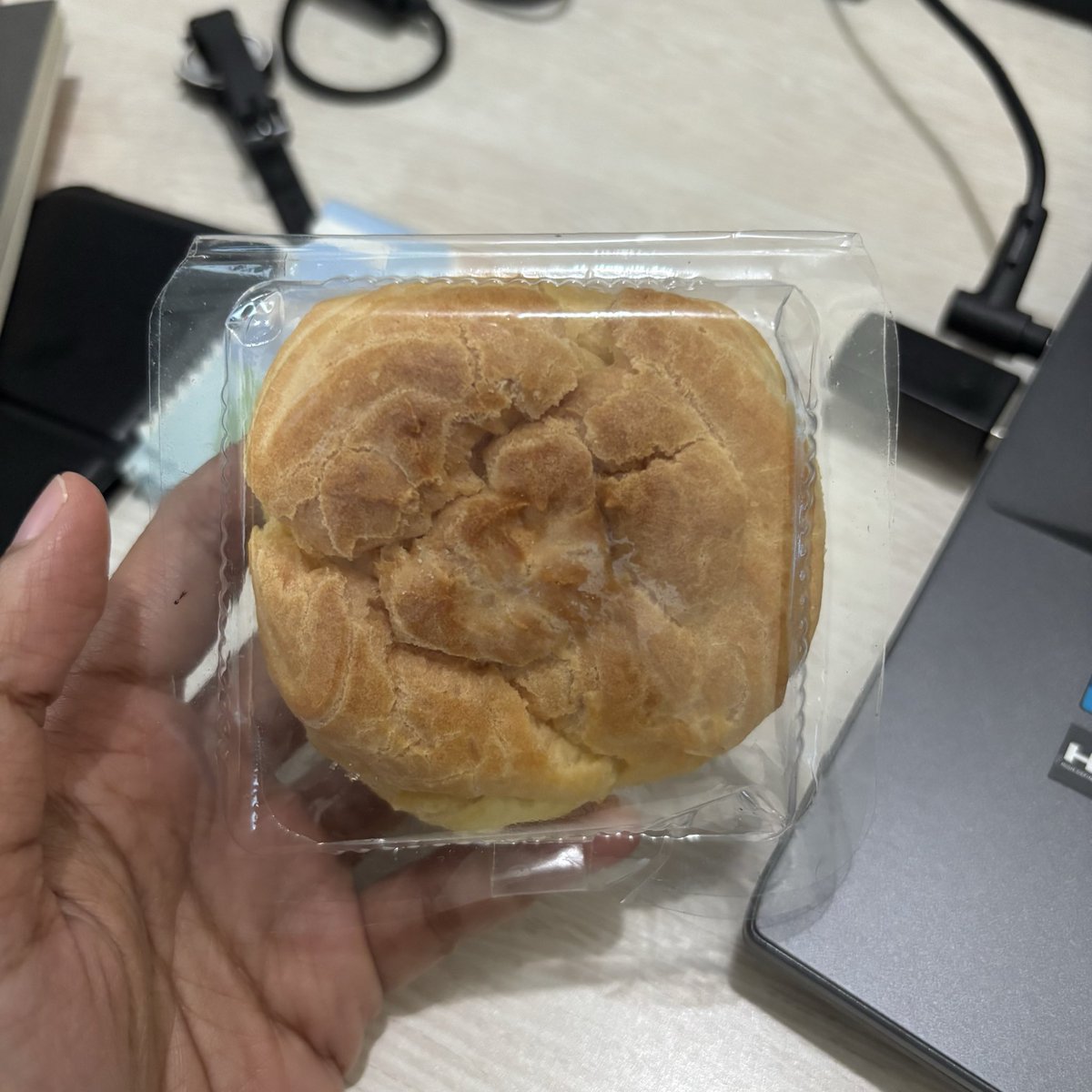 sopidermann's tweet photo. lagi low task jadi sempet sudoku. belajar sudoku banyak dr chatgpt tp aku jd pusing krn teorinya mbingungi tp seru. hari ini ada yg resign jd kantor dikasih jajanan pasar. aku ambil kue sus https://t.co/WGn2ub4u8a