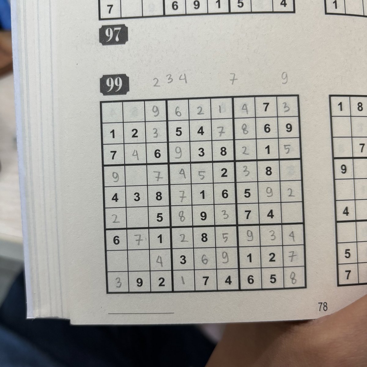 sopidermann's tweet photo. lagi low task jadi sempet sudoku. belajar sudoku banyak dr chatgpt tp aku jd pusing krn teorinya mbingungi tp seru. hari ini ada yg resign jd kantor dikasih jajanan pasar. aku ambil kue sus https://t.co/WGn2ub4u8a