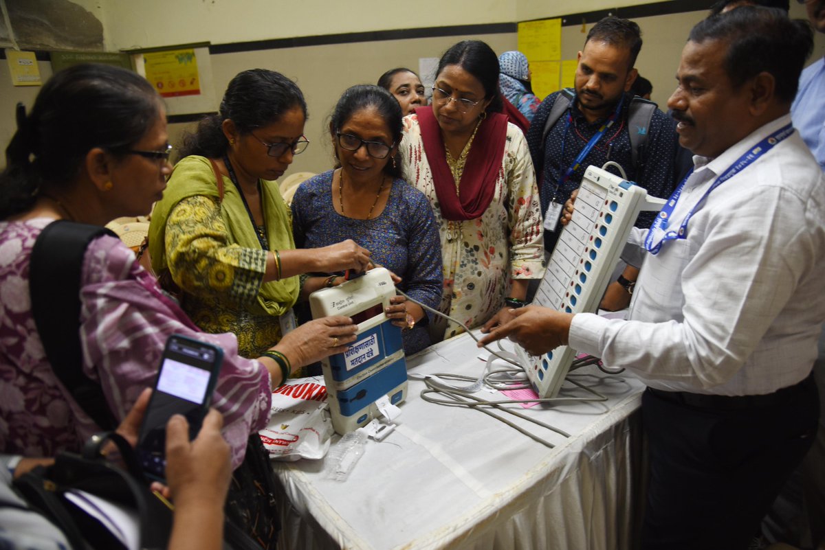 timesofindia's tweet photo. Polling officials take part in a training session with #ElectronicVotingMachines (EVMs) ahead of the upcoming #BMC elections, in #Mumbai.

📸 Imtiyaz Shaikh/ TOI https://t.co/cSnQ3bjfSb