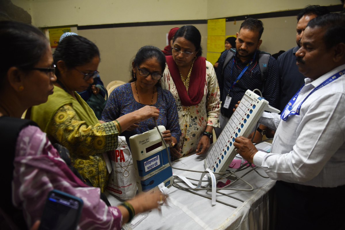 timesofindia's tweet photo. Polling officials take part in a training session with #ElectronicVotingMachines (EVMs) ahead of the upcoming #BMC elections, in #Mumbai.

📸 Imtiyaz Shaikh/ TOI https://t.co/cSnQ3bjfSb