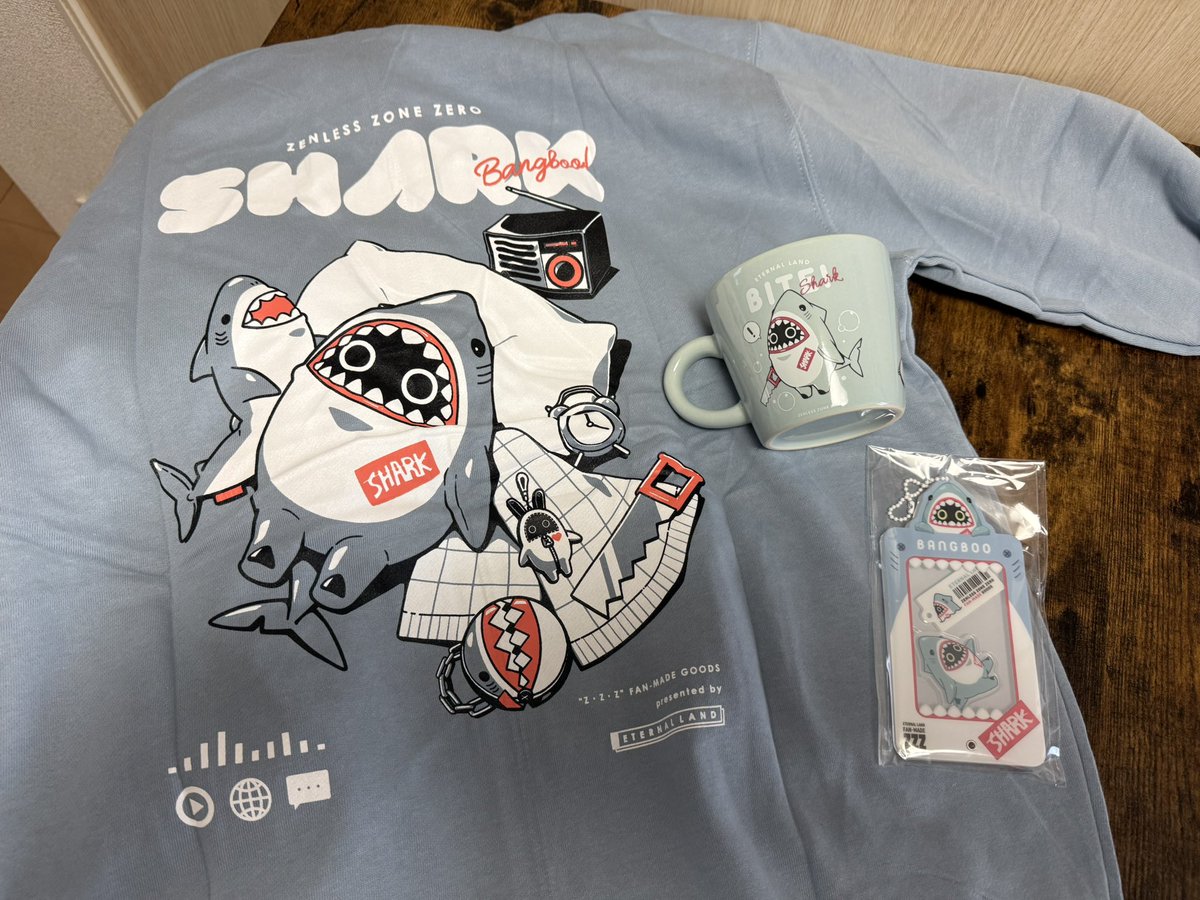 6Uさん（<a href="/6U_s/">6U☆C107グッズBOOTH通販中</a> ）のゼンゼログッズも
お迎えしました♪🦈
以前欲しかったTシャツ等が売り切れて
しまって涙したので今回無事にゲット
できて歓喜でした😆
ほんと全部可愛いすぎなので使って
テンション上がりまくりです💕