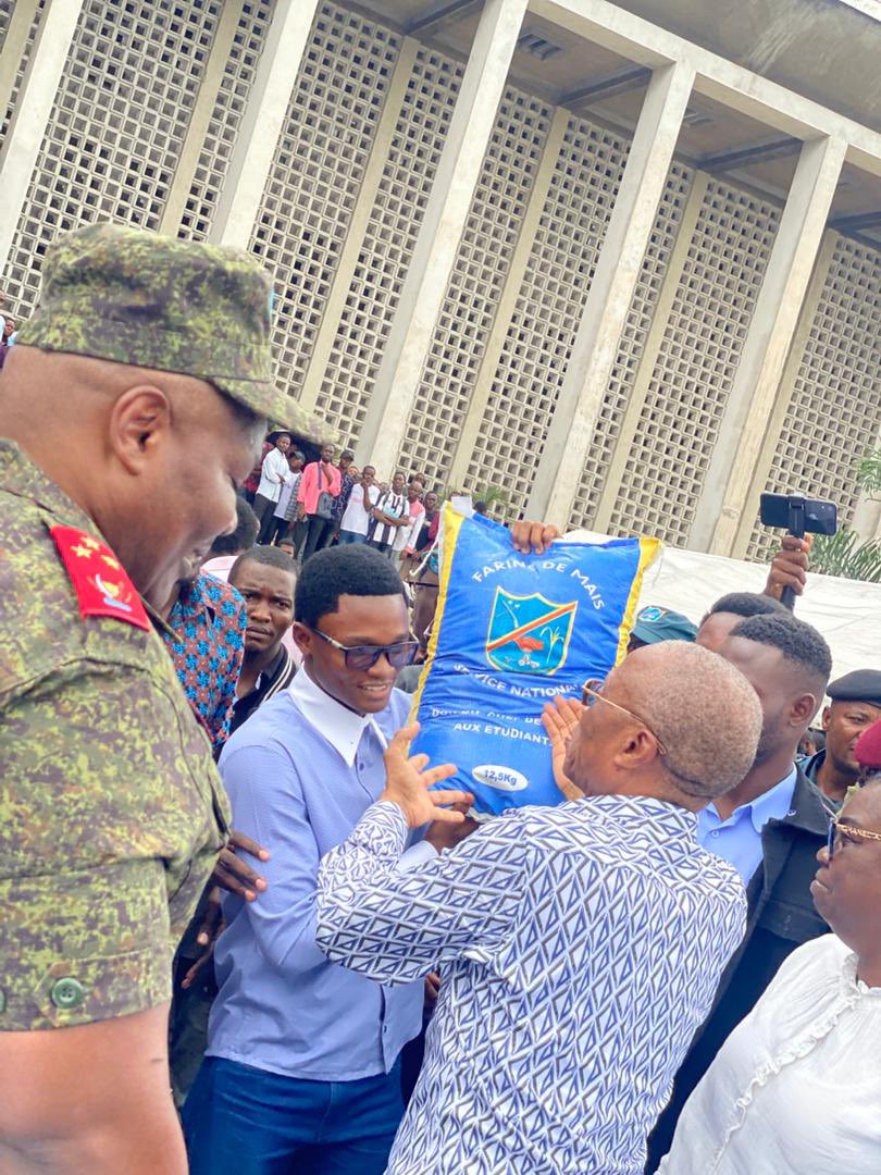 pepele_news's tweet image. 🇨🇩SUIVI- #ESU | Contrairement à certaines universités où des incidents ont été signalés lors d’opérations similaires, la distribution du don de farine de maïs à l’Institut Supérieur de Techniques Appliquées (ISTA/Kinshasa) s’est déroulée dans le calme, l’ordre et la discipline.