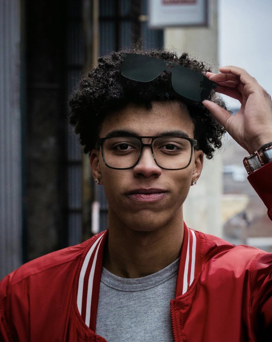 Dilem = D presents a model with a high urban style! Acetate faces, modern shapes, double bridge, large caliber (55), it's all there! Solar clip-on too!

Discover all their light, creative and customizable models at Optique Galway! 

Model: TIME014M