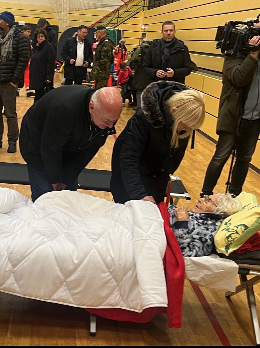 spaceloop23's tweet image. Wo im CDU und SPD regierten Berlin „Flüchtlinge“ untergebracht werden (Hotel Dormero) – im Vergleich dazu wo alte, pflegebedürftige Bürger untergebracht werden, die den Bums ein Leben lang mit ihren Steuern finanzieren mussten.