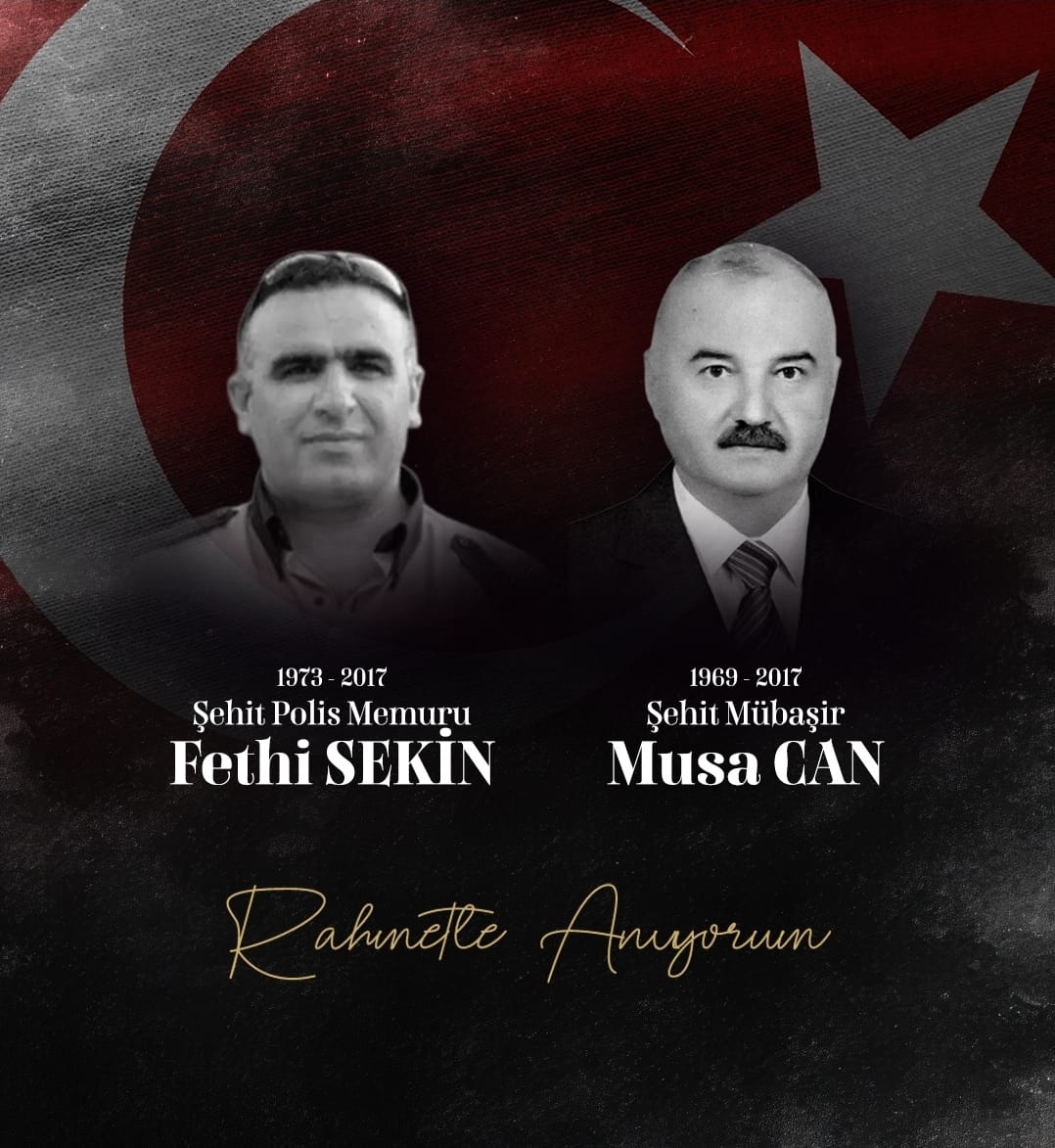 9 yıl önce adliye kapısında yazılan bir destan… İzmir Adalet Sarayı..  
Fethi Sekin ve Musa Can, adaletin nöbetini canlarıyla tuttu.
Unutmayacağız.
#FethiSekin #MusaCan 🇹🇷