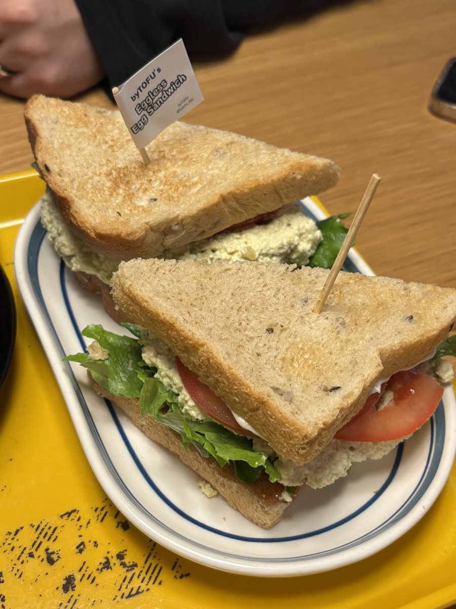 해방촌 바이두부🥪

비건식당 바이두부가 재오픈했다고 해서 다녀왔어요
무슨 보울이랑 달걀없는달걀샌드위치 시켰는데 진짜 달걀샌드위치 맛이 나요!(두부+마요+겨자+딸기잼의 맛) 막 특별하진 않았음
보울은 단호박 비빔밥 느낌이엇는데 전체적으로 좀 퍽퍽해서 아쉬웠던,,
#나의비거니즘일기