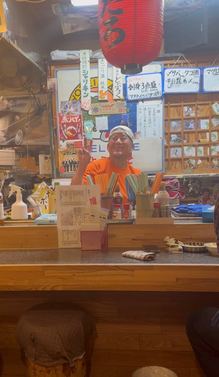 kpu_e's tweet photo. 店主さんが陽気でずっと歌ってて居心地良い居酒屋すぎる〜 🎶
メニューも全部安くて全部美味しいの🙆‍♀️ https://t.co/YvjaYRfOLN