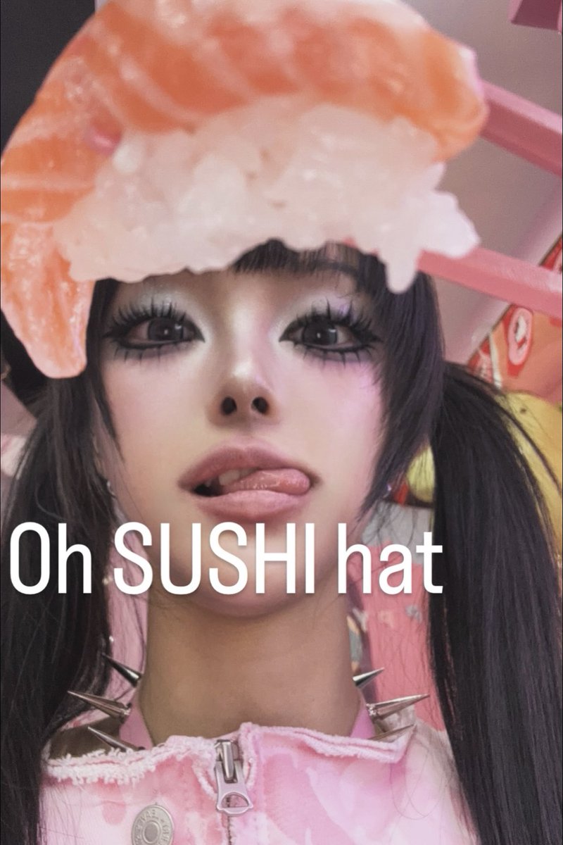 초밥 모자를 쓴 여자