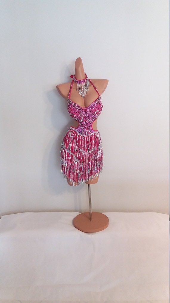 Zudotoku26's tweet image. A mí ME ENCANTA el conjunto nuevo, pero siento que algunas cosas podrían cambiarse 😅

Primero, las zapatillas nada que ver, no entiendo esos tacones TAN simples 🤨
Y segundo, creo que la parte de las caderas/parte baja podría haber sido más… “cubierta”❓

No sé si me explico 😂