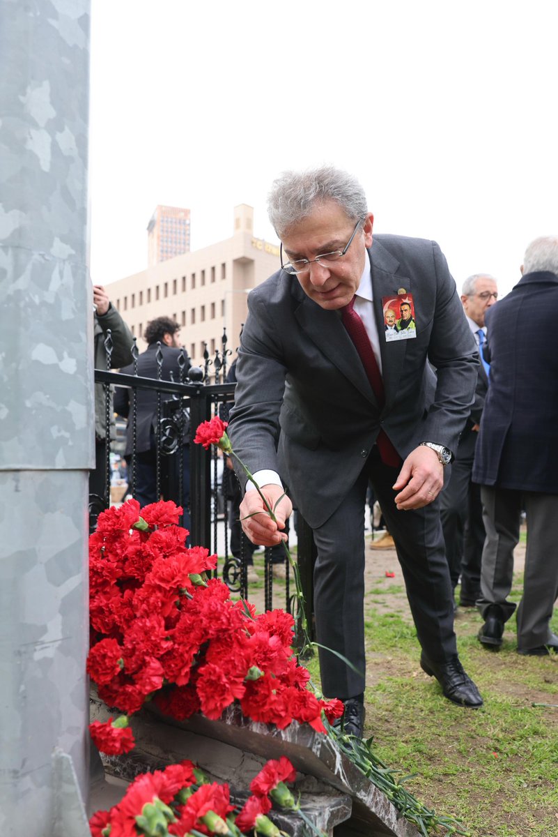 🇹🇷 Rektörümüz Prof. Dr. Bayram Yılmaz, İzmir Adliyesinde gerçekleştirilen anma töreninde, 9 yıl önce İzmir Adliyesini hedef alan hain terör saldırısını, görevleri başında gösterdikleri büyük kahramanlıkla önleyen şehit polis memurumuz Fethi Sekin ile adalet teşkilatımızın değerli