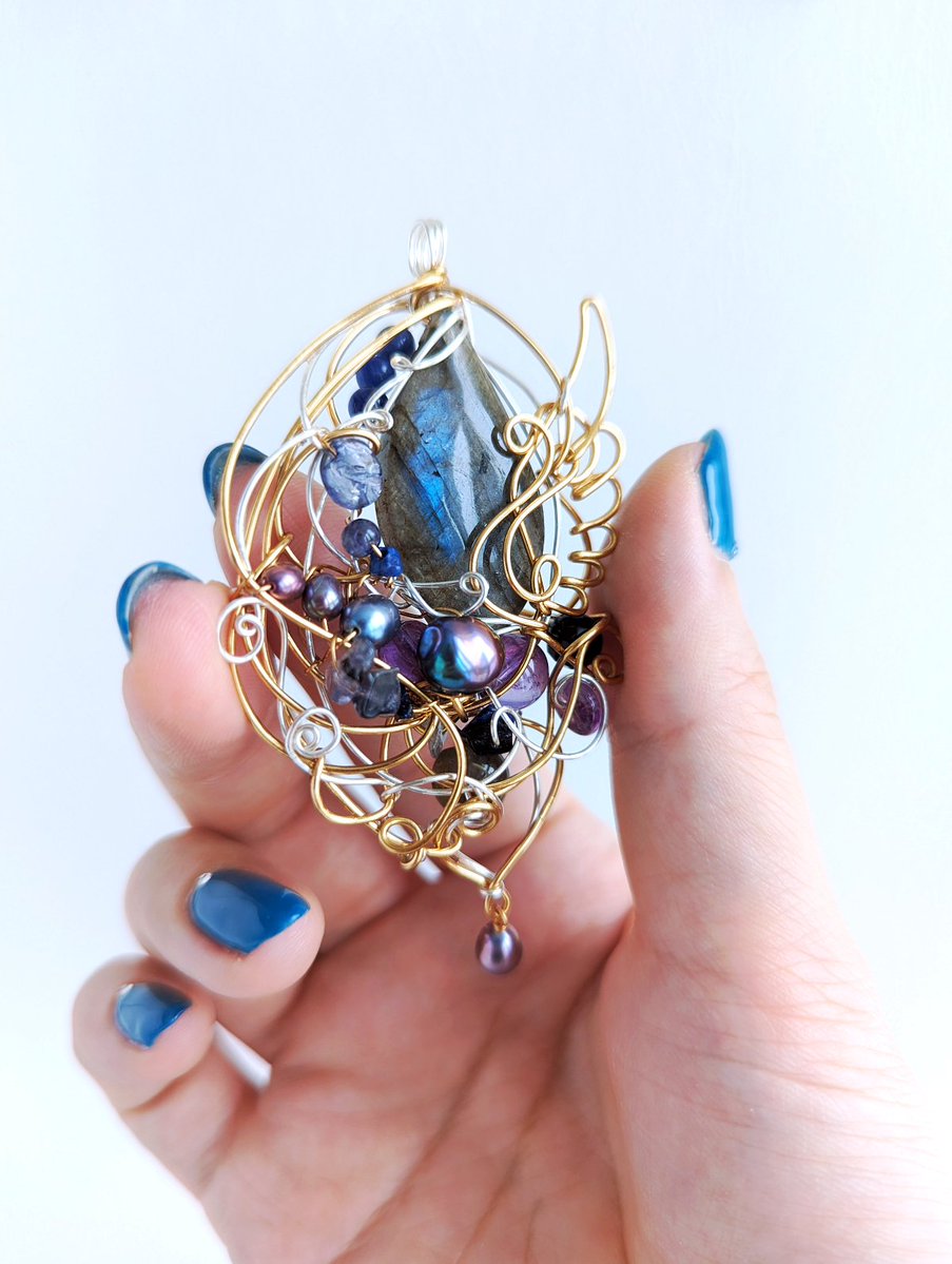 天然石ワイヤーラッピング これが、こうなる。 ラブラドライトさん。