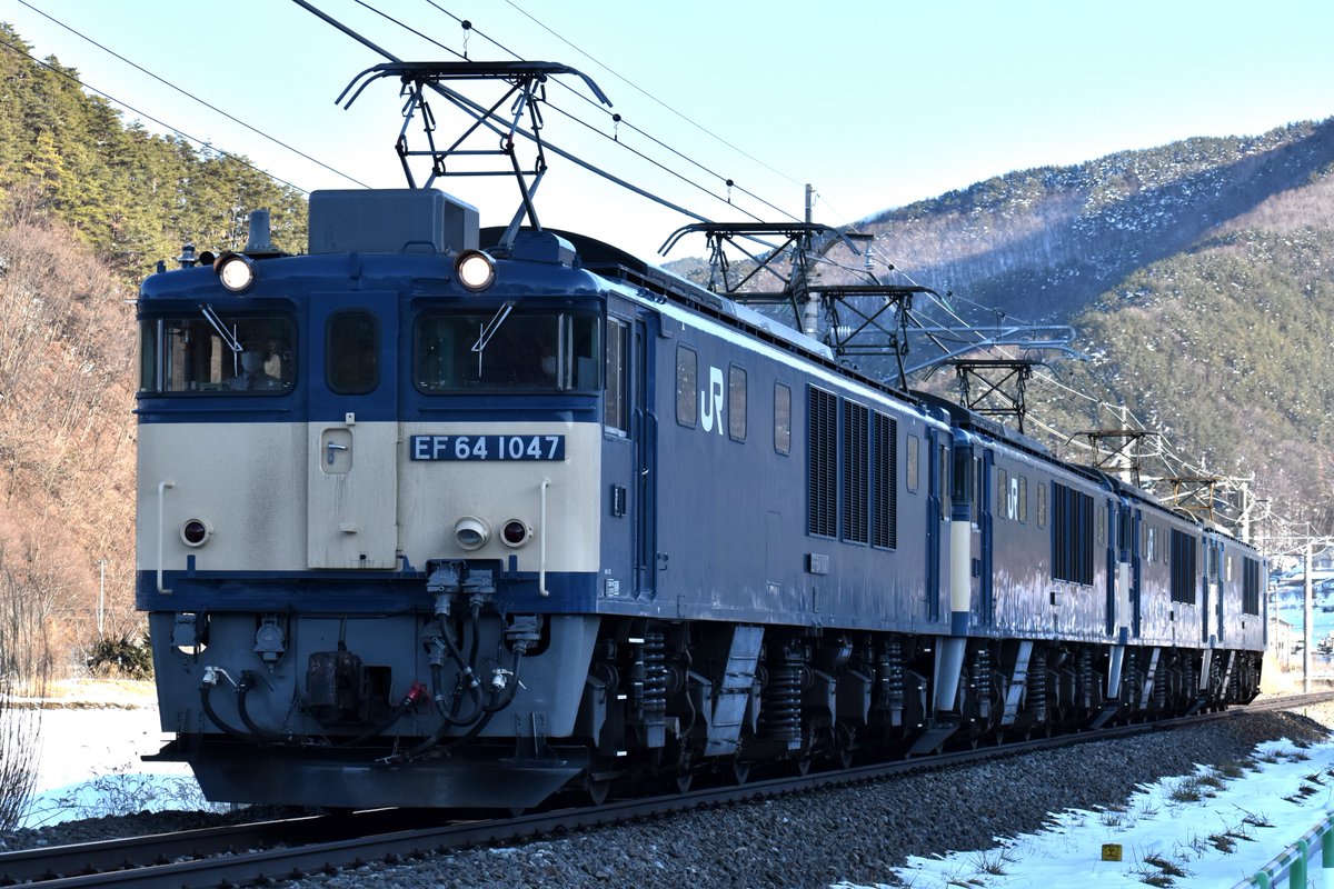 最後だと重い腰を上げ撮りに行った64、4年前の私は山の影落ちを調べるなど頭の片隅にも無かったわけでして、この写真が撮れたわけです。
通過後に篠ノ井方の雛壇から歓喜の声が聞こえ、私がいた雛壇の皆さんは絶望。
同じ思いをした人何十人もいたなぁと、毎年この時期になると思い出すトラウマです。