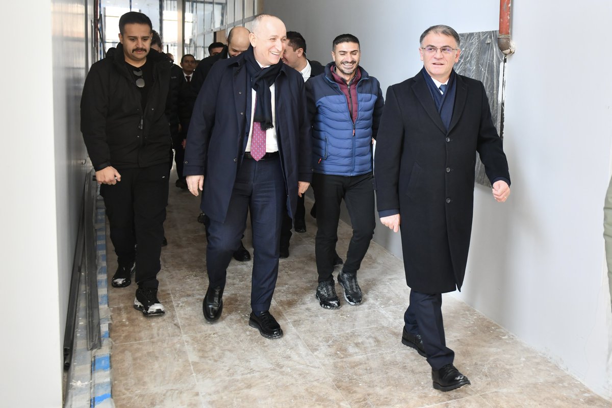 tcvanvaliligi's tweet photo. Çevre, Şehircilik ve İklim Değişikliği Bakan Yardımcısı Sn. Ömer Bulut, Valimiz Sn. Ozan Balcı ve TOKİ Başkanı Sn. Mustafa Levent Sungur ile birlikte yapımı devam eden bebek-çocuk ve gençlik kütüphanesinde incelemelerde bulundu.

@valiozanbalci75 https://t.co/ltVQe7Z1Ev