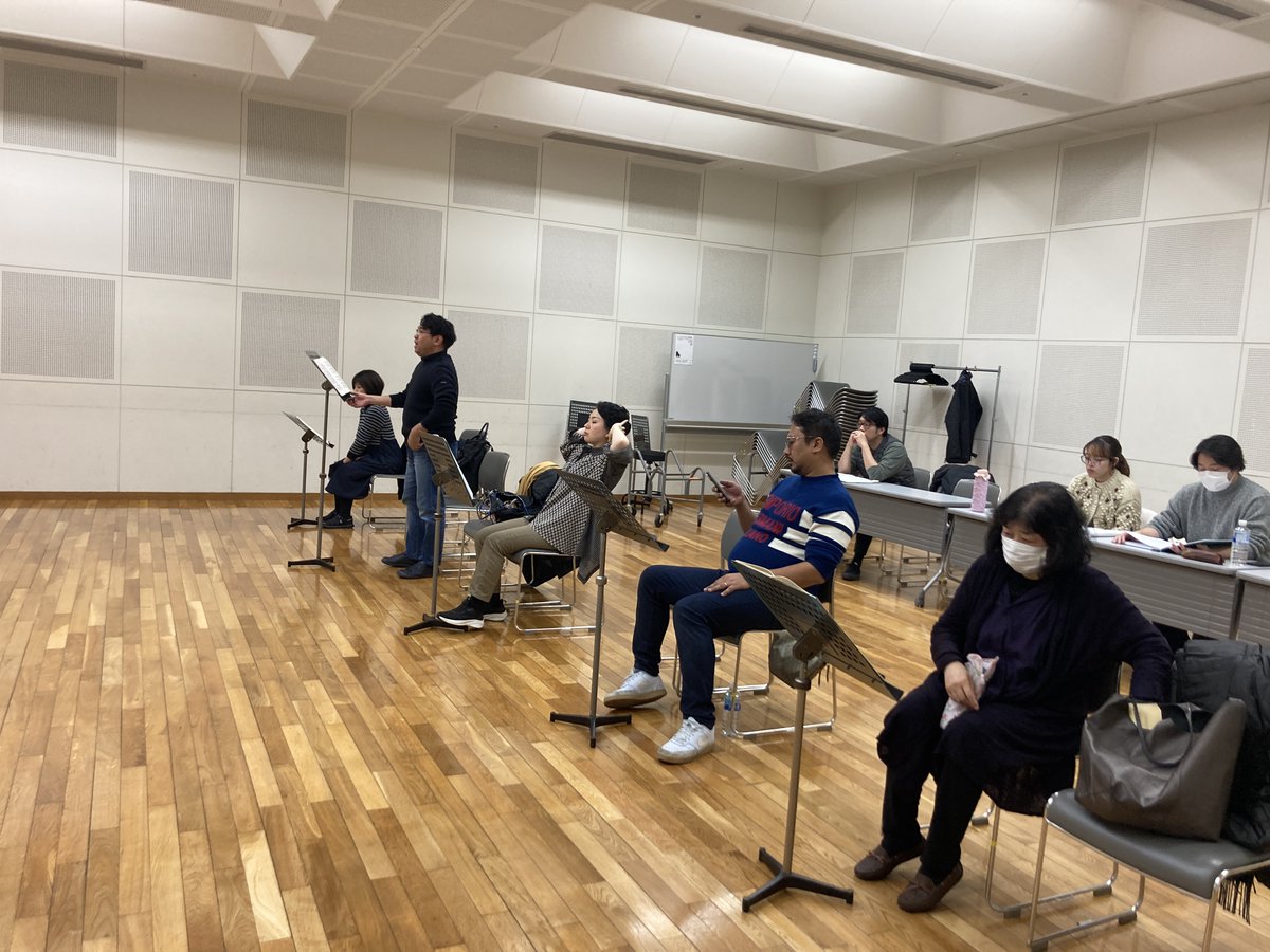 nikikai_opera's tweet image. 今夜は、『カヴァレリア・ルスティカーナ』『道化師』
立ち稽古を前にした音楽稽古が行われました。
積み重ねてきた音楽が、次はいよいよ舞台上の動きと結びついていきます。バッティストーニ指揮による濃密なダブルビルは、2026年2月上演。
劇場での瞬間を、どうぞお楽しみに。稽古場より📸