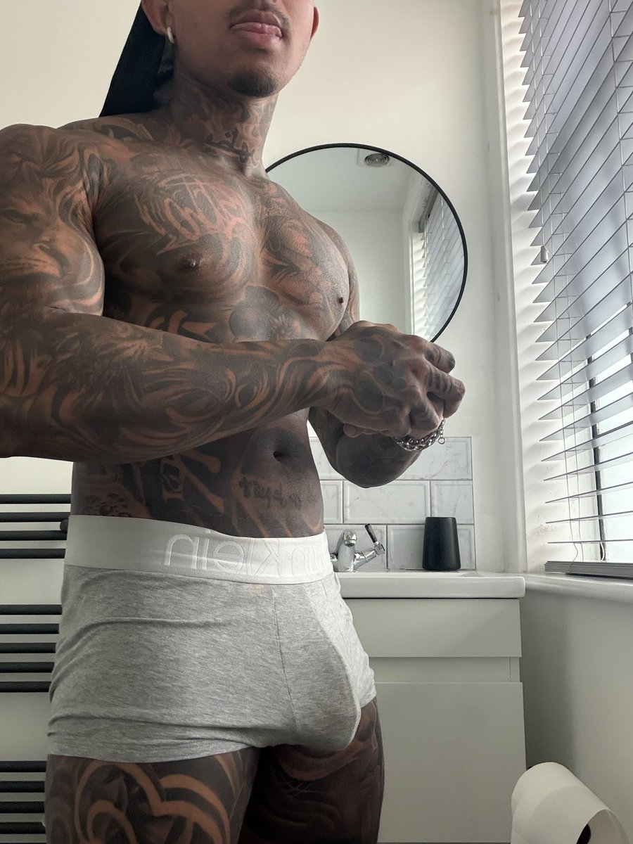 _AlphaPersian's tweet image. You’ll start off your week weak, inferior, desperate and itching to serve. 

Now hand me what’s mine 🫰🏽