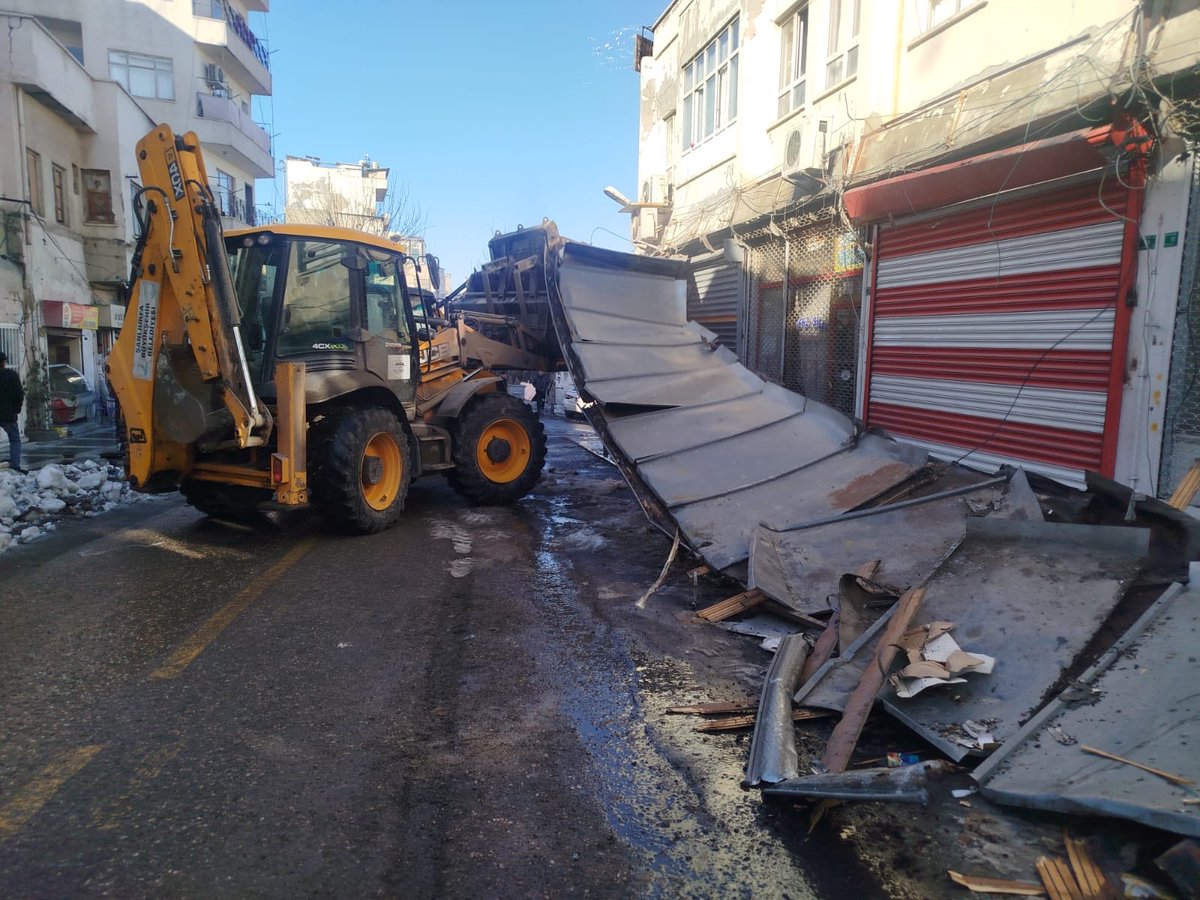📍12Eylül Caddesi
📍Yıldız Meydanı

Park ve Bahçeler Dairesi  Başkanlığına bağlı ekiplerimiz;👷🚧👷

Yoğun kar yağışı nedeniyle zarar gören, sundurma enkazlarını kaldırma çalışmalarını hız kesmeden sürdürmektedir. 

<a href="/sanliurfabld/">Şanlıurfa Büyükşehir 🇹🇷</a> 
<a href="/halilaldeniz_/">Halil Aldeniz</a> 
<a href="/Tuba_Yaygin/">Tuba Yaygın</a>