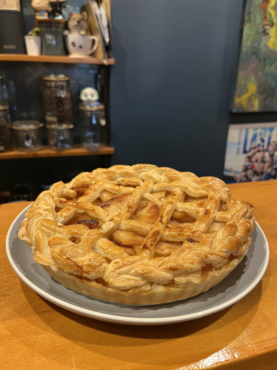 愛媛からモピが久しぶりに来てくれるってことで、欧米っぽくアップルパイでおもてなし🍎笑

相変わらず元気そうでした😄「また来年！」と嵐のように去って行きました😂

あと、舌古も来てくれました😁
2人とも今年も頑張ってー💪

<a href="/mopi_2256/">もP</a> 
<a href="/Keisukezekko32/">舌古圭佑</a>