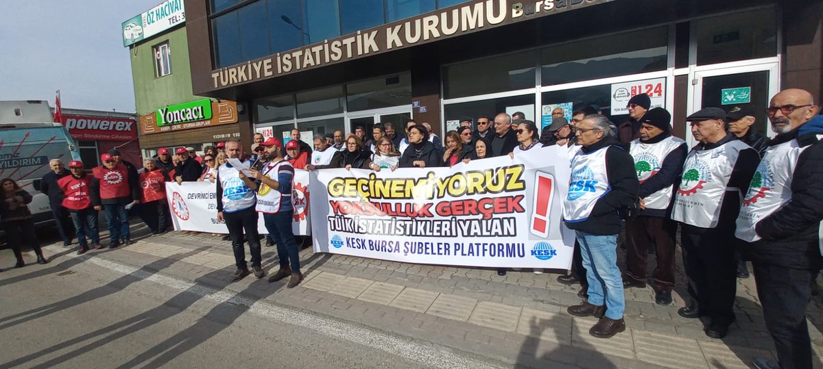 BursatarM's tweet photo. Rakamlar Yalan! Açlık, Yoksulluk, Sefalet Gerçek! Sahte enflasyon rakamlarına, yandaş konfederasyonun satış sözleşmelerine karşı TÜİK önünde basın açıklaması yaptık. Yaşasın örgütlü mücadelemiz✊️ @KESK1995 @TARIM_ORKAM_SEN https://t.co/HgSdWlETNw