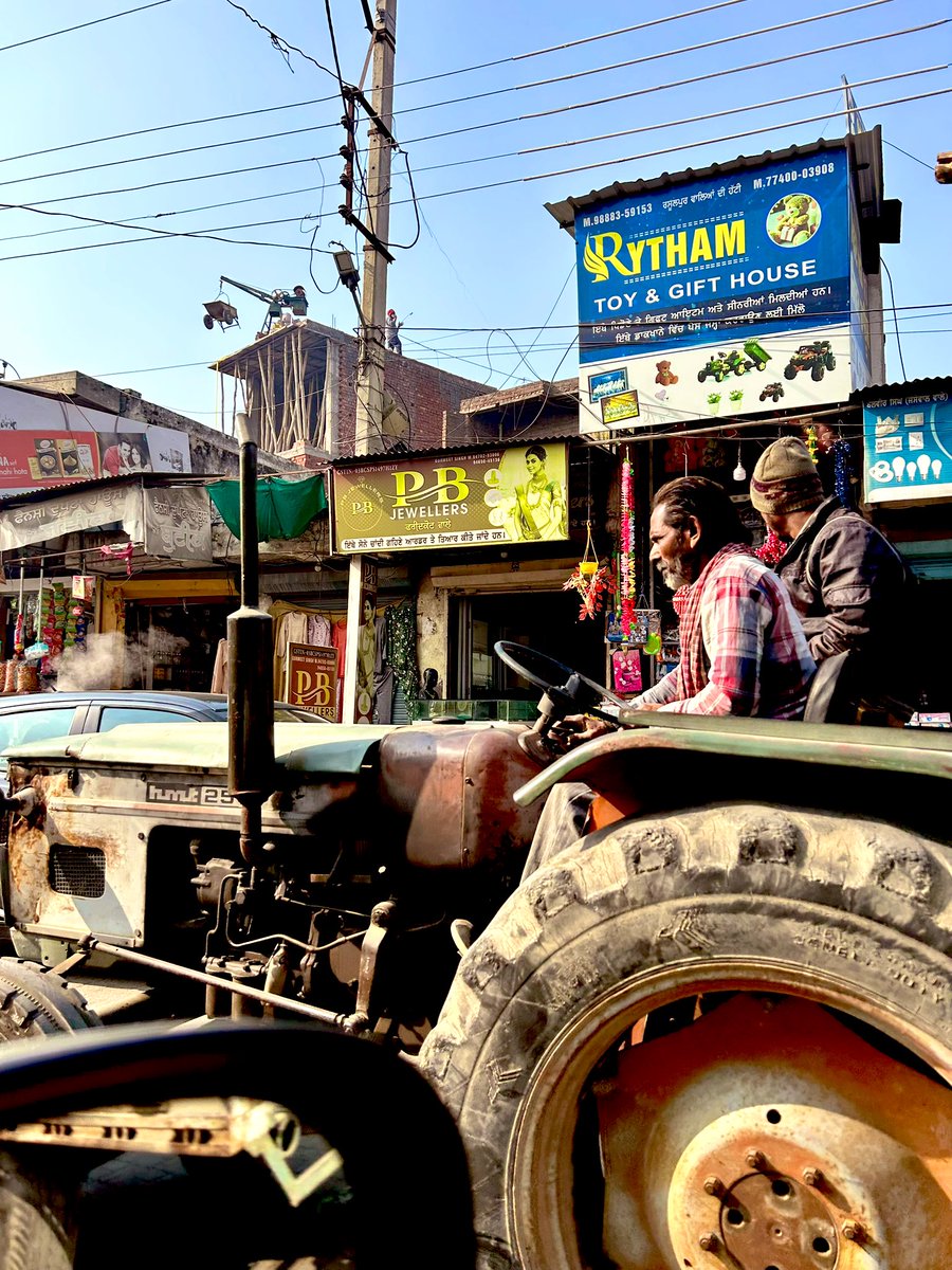 5aab4ever's tweet photo. ASMR Rush & Sound in India 🇮🇳 🚜 Old City Street Souk / Bazar Visuals / Warm in winters
#art #photograghy #souk #70svibes #india https://t.co/5pcsVsfeTI