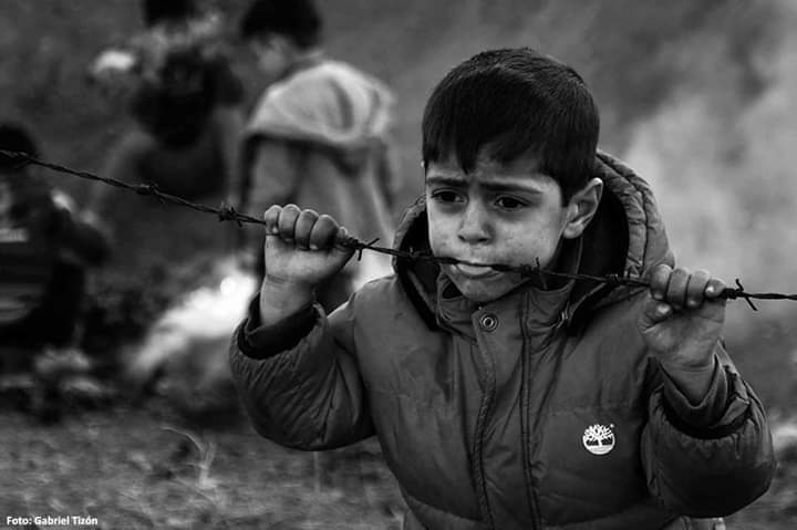 Debera saber a xente
que non hai ningún dereito
conquistado para sempre.
Tamén que no humano pleito
toda corda ben tensada
rompe polo máis estreito.