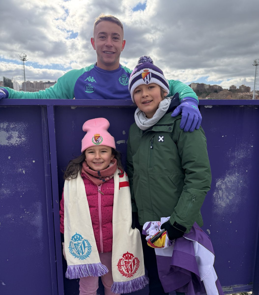 Otro rey mago 👑  del Real Valladolid con Martina y Carlos, a los que que conoció el sábado tras su debut en Zorrilla 🙌🙌🙌

#ReyesMagos2026