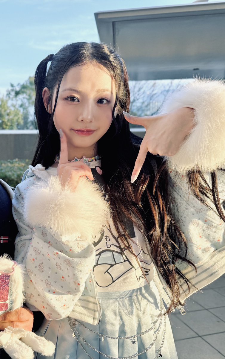 2ショット撮影の撮影場所が強烈な夕日を浴びてたので、補正してみようと頑張ったらここまで変わりましたー🙌
夕焼けショットもそれはそれで良かったけど、やっぱりこのくらいが1番綺麗に見えます🫶

#UNIS #유니스 
#幸せになんかならないでね #mwah_UNIS 
#SEOWON #임서원