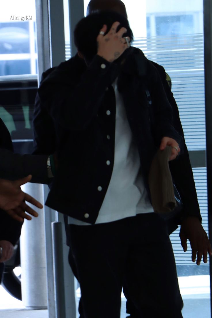 97Junkgukk's tweet photo. Jungkook!!! https://t.co/OUU06n0tNt