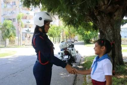 Saludo en su Día a los combatientes de la Policía Nacional Revolucionaria.

La fundación de la #PNR el 5 de enero de 1959 cambió  la historia de #Cuba: se acabó el  abuso de las fuerzas policiales de la dictadura y nació una nueva Policía al servicio del pueblo y su Revolución.