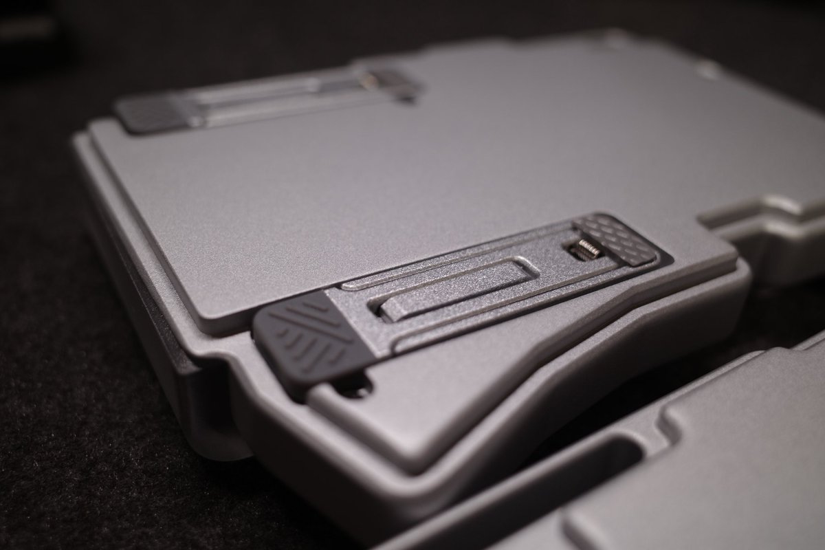 ogu_key's tweet image. torabo-tsuki LPのケースが完成しました！愛用しているCornix TBと同じように使いたいということで、埋め込みテンティングを入れ、アルミプレートをトップとボトムに採用。
オリジナルの電池ケースも採用したデザインです。
要望があればケースデータ微調整して公開します。