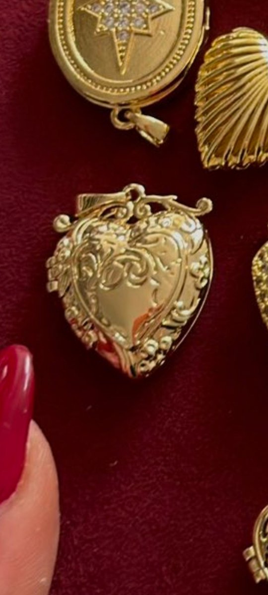 sen bi gun hak eden birinin fotografiyla benim boynumda olucaksin