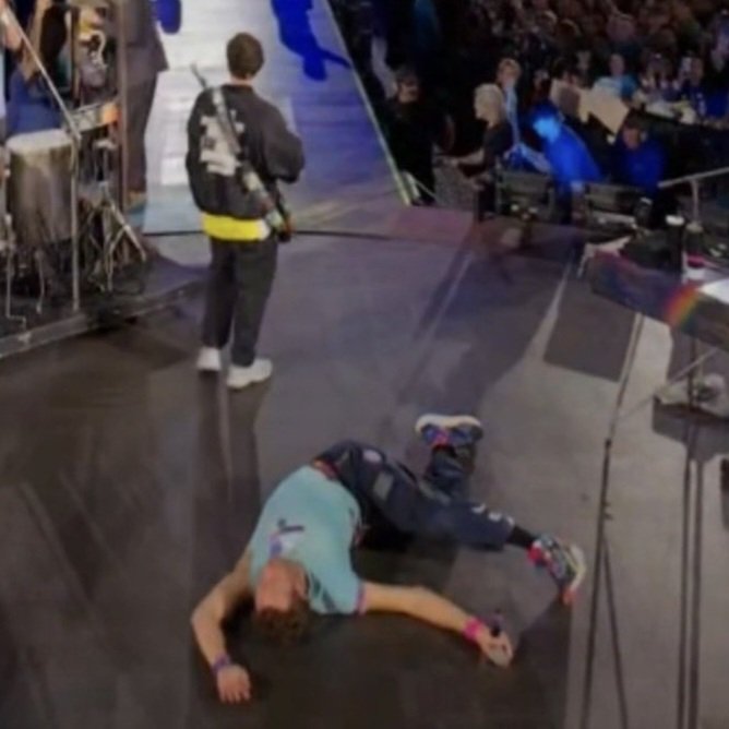 C0ldCrave's tweet photo. Fans call out Guy Berryman for not helping bandmate at a recent show.

"I thought someone's dog wandered onto the stage," he explains. https://t.co/K1GENaMvxS