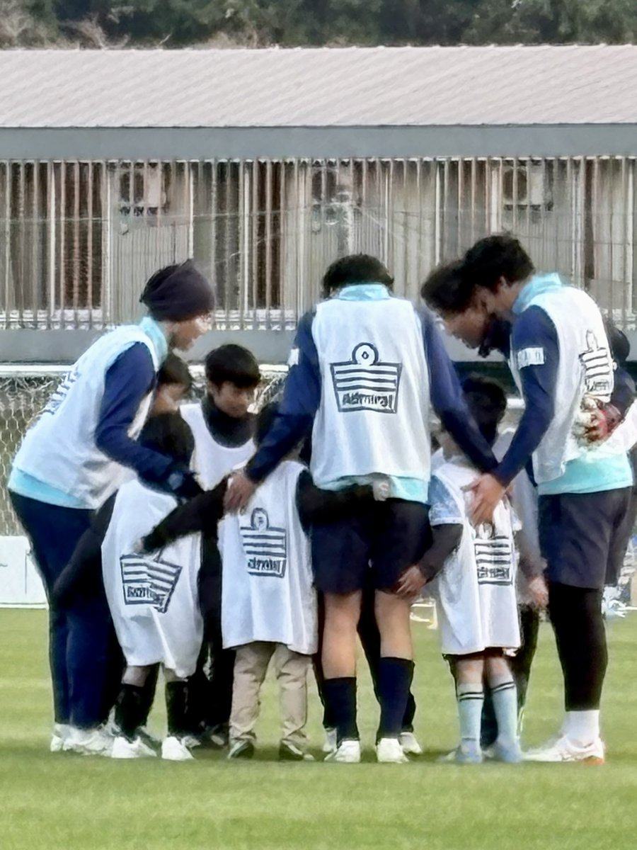 kmix_Jubilo's tweet photo. #志垣良 監督の発案で実現した子どもたちとのミニゲーム⚽️「みんなの笑顔を増やしたいと思ったけど逆に選手のほうが元気をもらった。憧れの存在としてもっと頑張らなきゃ！とエネルギーに」とのこと。子どもたちにとって一生の宝物となる素敵な時間でした☺️ #陸くん肩車 #ジュビロ磐田 #ジュビロ大好き https://t.co/QzU5Lc9Sha