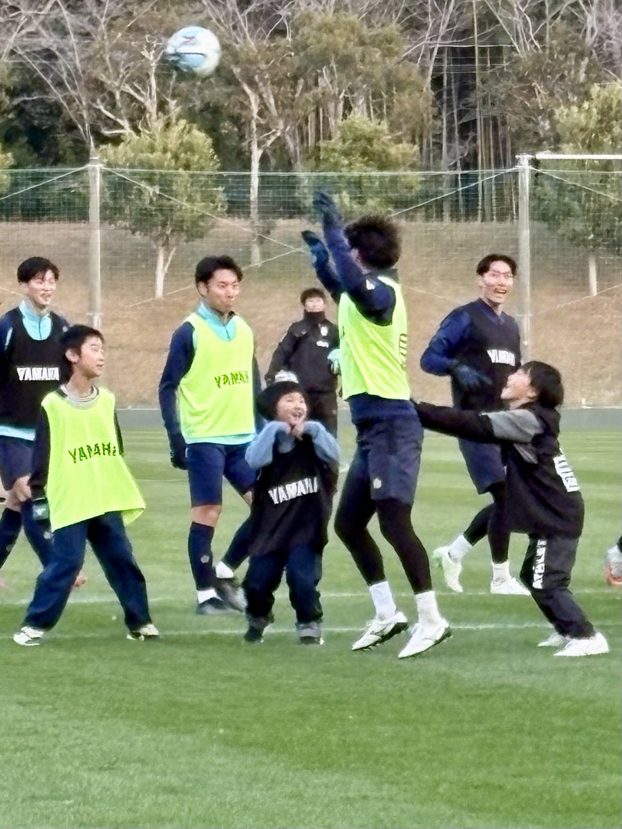 kmix_Jubilo's tweet photo. #志垣良 監督の発案で実現した子どもたちとのミニゲーム⚽️「みんなの笑顔を増やしたいと思ったけど逆に選手のほうが元気をもらった。憧れの存在としてもっと頑張らなきゃ！とエネルギーに」とのこと。子どもたちにとって一生の宝物となる素敵な時間でした☺️ #陸くん肩車 #ジュビロ磐田 #ジュビロ大好き https://t.co/QzU5Lc9Sha