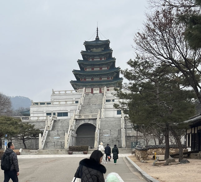 0xBaseee's tweet image. Gm Seoul 🇰🇷