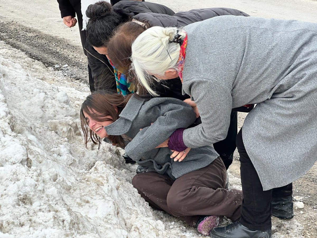 Gülistan Doku'nun annesi, köprüden atlamak istedi, Doku'nun ablası da olay sırasında fenalaştı

"Dayanacak gücüm kalmadı, çığlığımızı artık duyun"

evrensel.net/haber/592317/g…