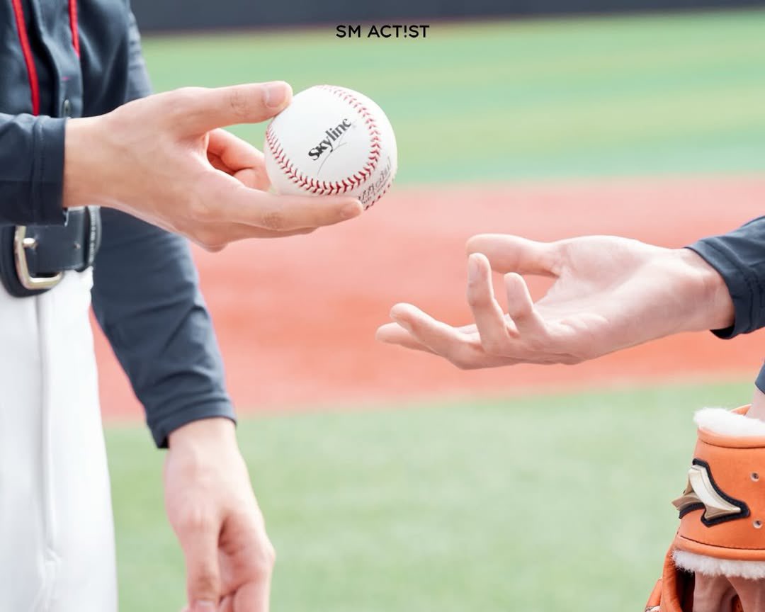 Jenomee's tweet image. As SM ACT!ST releases our new promotional photo, I stand as Woojin—strict, composed, difficult to read—while Jaemin becomes Taehee, sharp and unpredictable. Together, we build a drama filled with pressure, rivalry, and emotions that never stay still. Wind Up is coming soon.