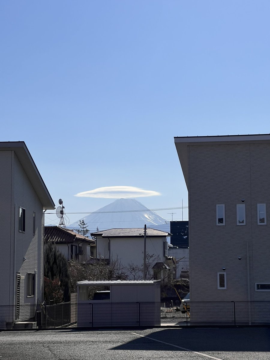 なにやら😃

笠雲は、スピリチュアル的には「宇宙からの祝福」や「啓示」を示していると考えられる場合があります。この現象を目にしたときは、自分の人生に訪れる良い変化や新たな道を受け入れる心構えを持つべきタイミングです。

2026年が楽しみ🙏😊