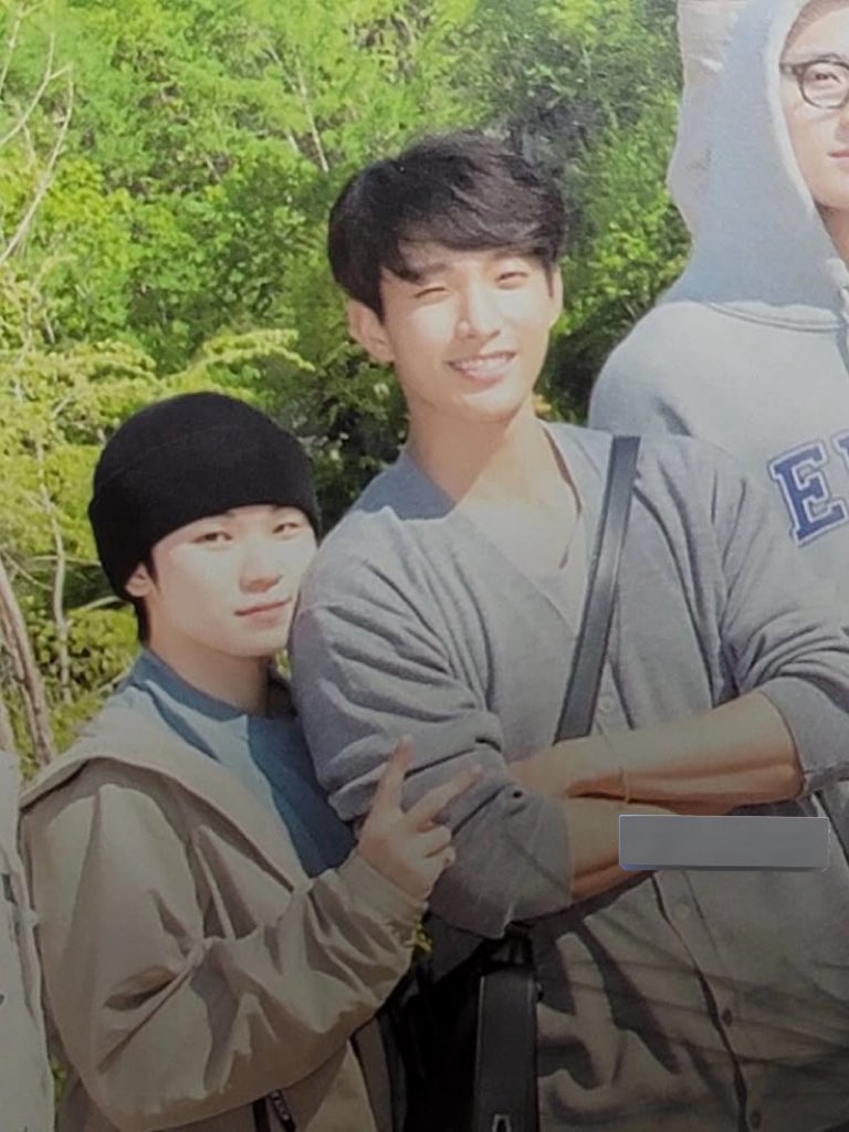 jwwmch's tweet image. the way woozi leans his cheeks cutely on DK’s shoulders