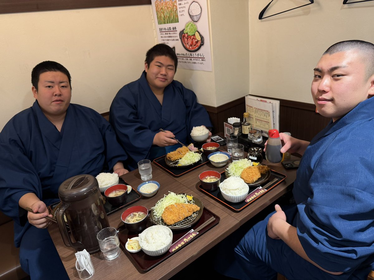 【大島部屋の日常】
本日国技館にて新弟子検査が行われ
石田漣眞 柳澤仁利 白石蓮
が受検しました！
無事に合格すれば1月場所で前相撲となり
いよいよ本格的なスタートとなります❤️‍🔥
受検が終わったあとはみんな腹ペコ😆
帰りにとんかつを食べて元気チャージ🤤
あと少しで一月場所ですね
頑張ります‼️