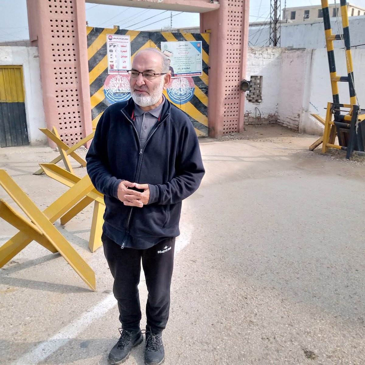 سکھر جیل۔۔۔۔سابق ممبر قومی اسمبلی علی وزیر بے گناہ 16 ماہ سے قید میں ہیں، ان سے ملاقات کیلئے سکھر جیل پہنچ گیا ہوں۔
علی وزیر کا جرم اس فاشسٹ اور آمرانہ راج میں جمہوریت، اپنے حقوق اور اپنی مٹی پر امن کی بات کرنا ہے۔
علی وزیر کو رہا کرو۔