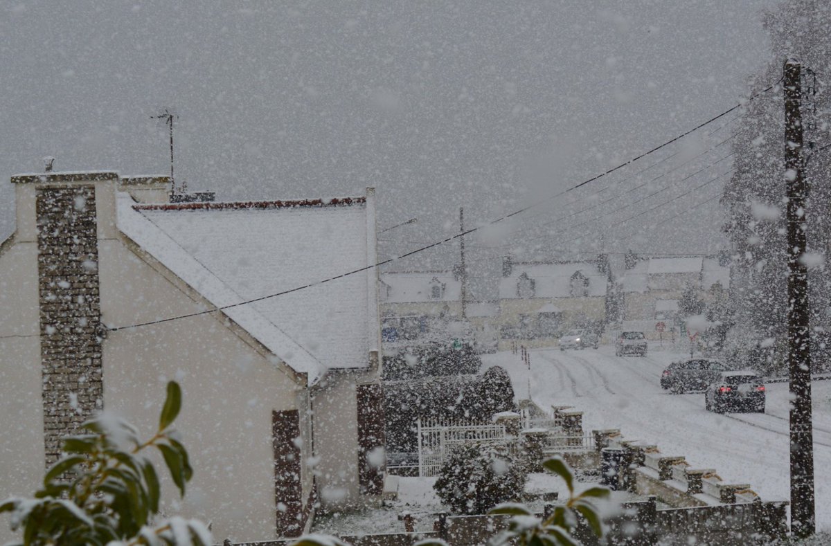 Temps_Breton's tweet photo. #Neige 🟠❄️☃️ La neige a remplacé la pluie en Centre-Bretagne notamment à Carhaix (29) où une pellicule de plusieurs centimètres se dépose sur les surfaces. Les conditions de circulation se dégradent rapidement sur les Côtes-d'Armor et le Finistère. Prudence ! 
📸 Joel Savina https://t.co/QwF0czhU3Y