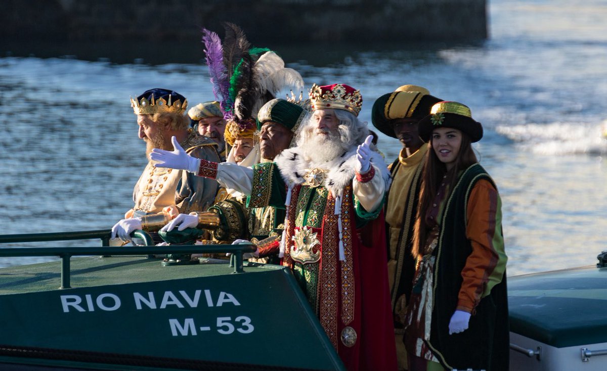 👑 C'est en bateau que les Rois Mages ont fait leur arrivée à Gijón (Asturies), ce midi.
Des "calbagatas" (défilés) vont avoir lieu à travers tout le pays, ce lundi, dont à Madrid, Barcelone, Séville, Bilbao et Málaga qui sont considérées comme les plus importantes.
#vámonos