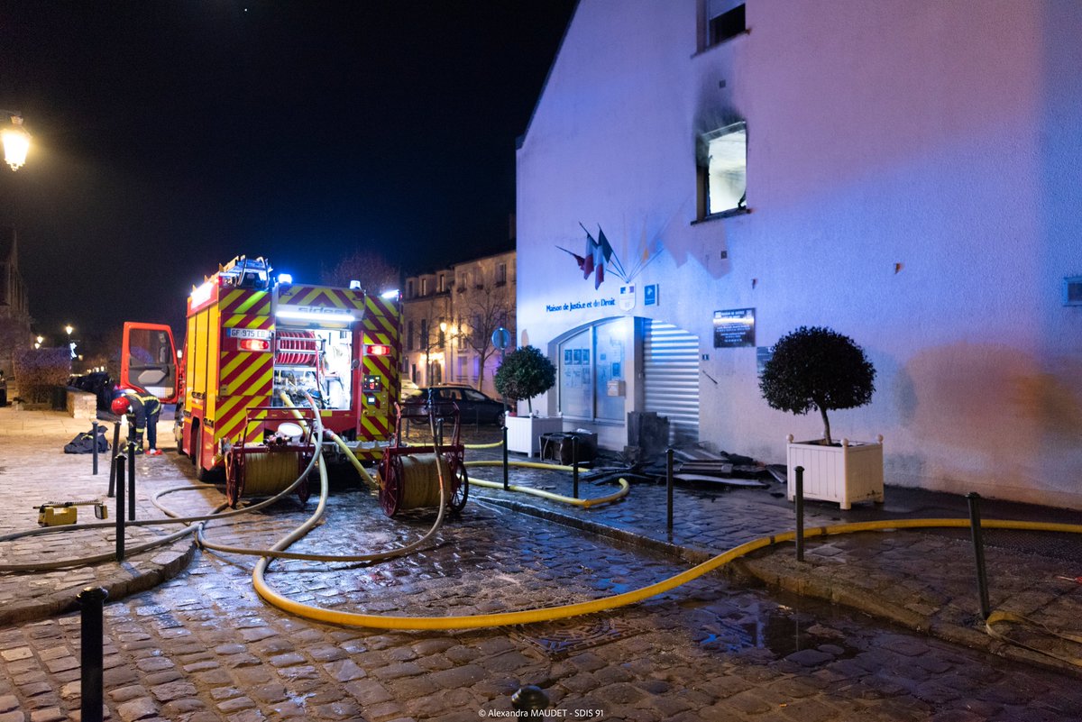 sdis91's tweet photo. #1semainedinterventions | Retour sur les interventions marquantes de la semaine :
🔥 Un feu dans une habitation collective à Étampes, éteint au moyen d'une lance à eau
🆘 SSUAP : Une intervention pour une intoxication au monoxyde de carbone à Longjumeau https://t.co/opjod4dcEb