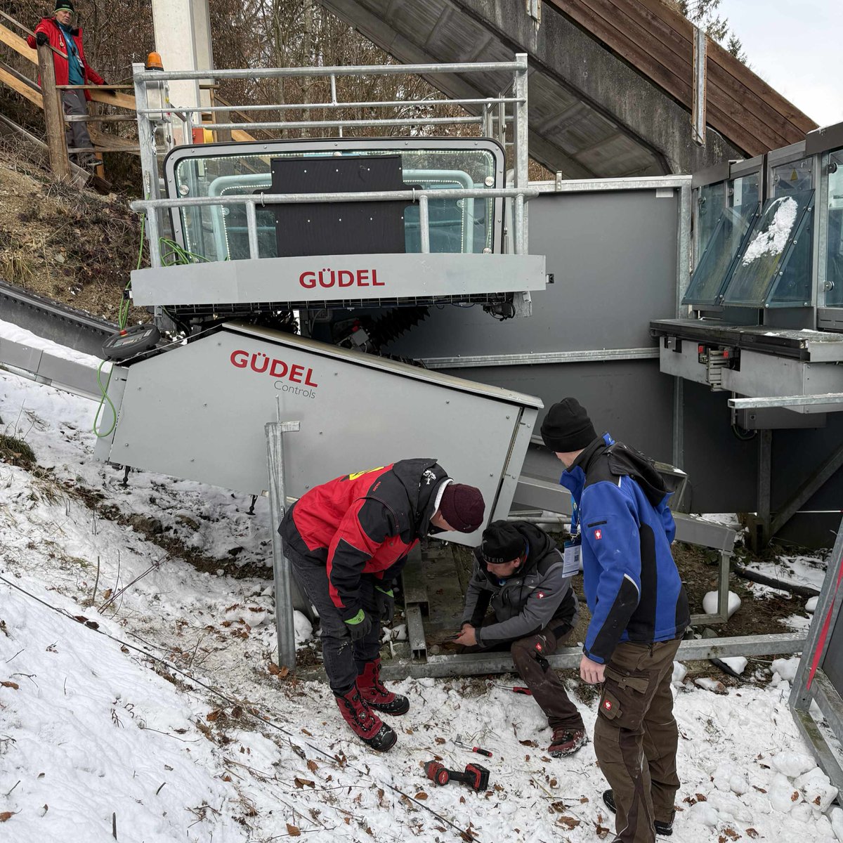 Skijumpingpl's tweet image. Przed oficjalnym treningiem na skoczni w Bischofshofen 🇦🇹 zepsuł się wyciąg.

Nie, nie żartujemy.

#skijumpingfamily