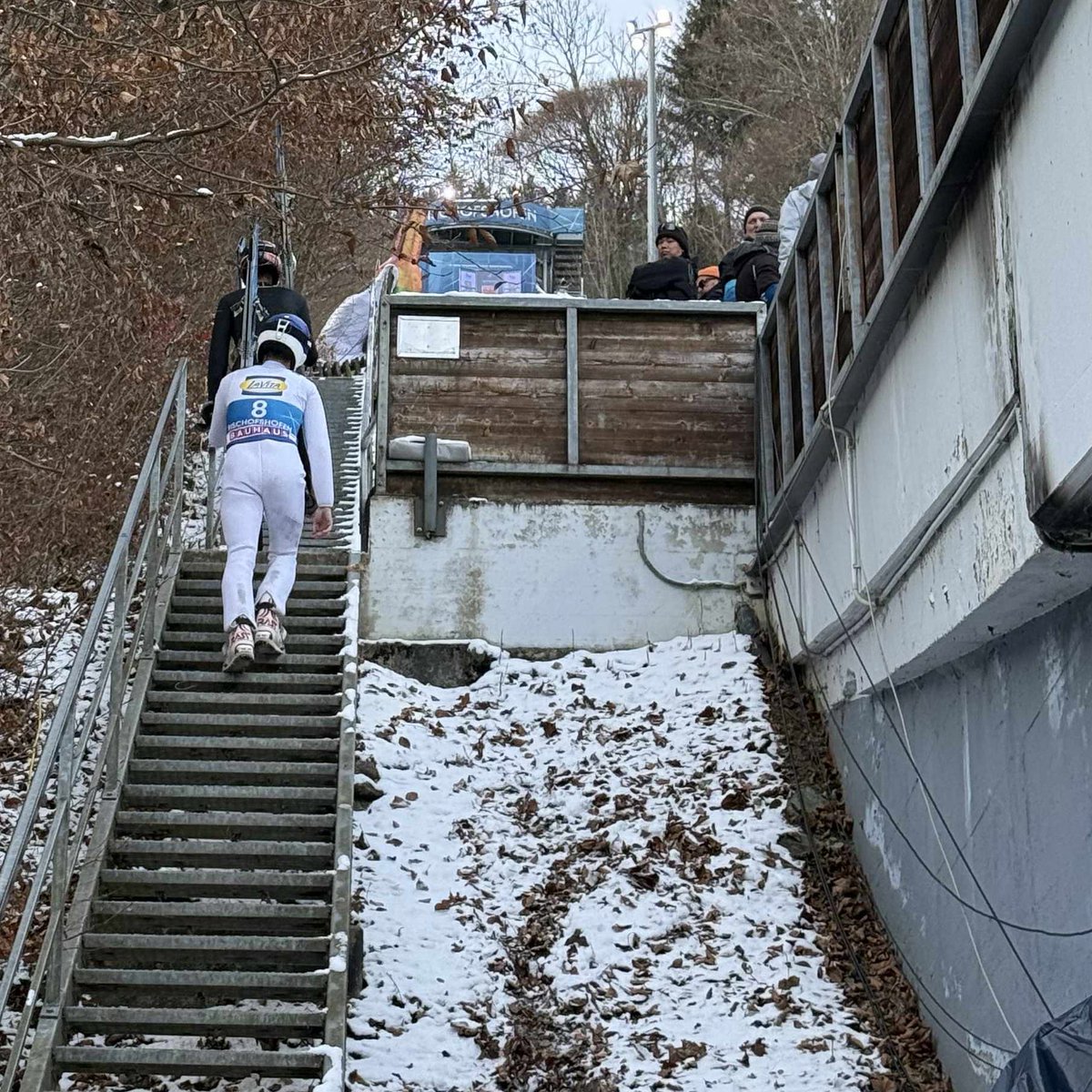 Skijumpingpl's tweet image. Przed oficjalnym treningiem na skoczni w Bischofshofen 🇦🇹 zepsuł się wyciąg.

Nie, nie żartujemy.

#skijumpingfamily
