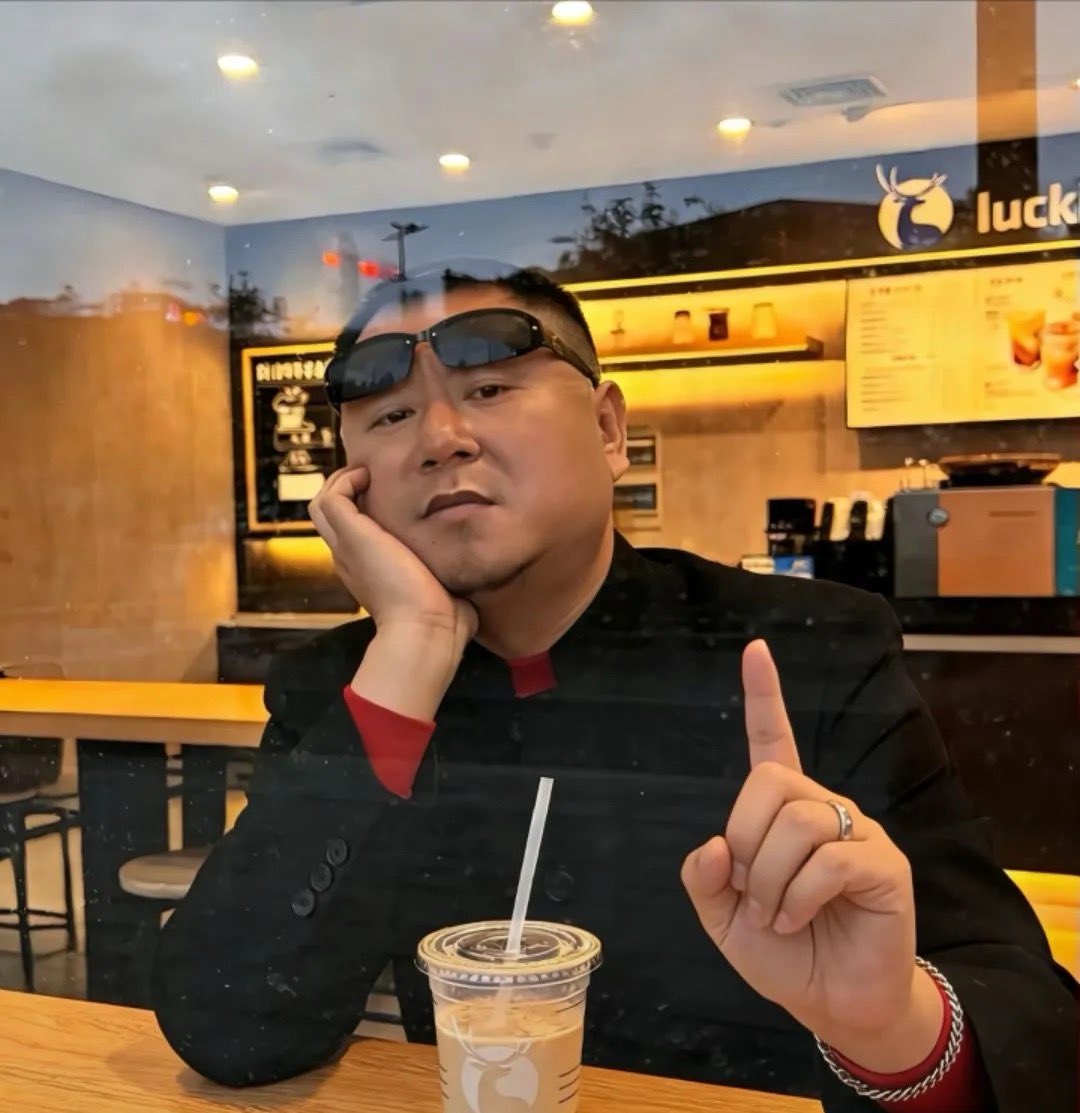 xMoneySC's tweet image. google antigravity 解决办法
1.自己直接充google ai会员
2.下载antigtavity tools 登陆google账号,什么账号地区限制滚一边去,并且找一个有有google ai账号,花几十块钱让他拉入家庭组,这部分小红书和咸鱼很多,搞定之后就可以开撸代码了
反正都要充钱的,这是卡登录的解决方式之一